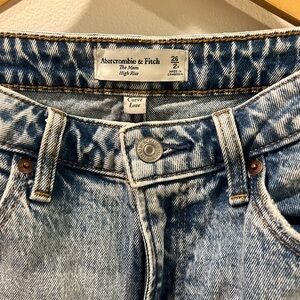 2/26 Abercrombie the mom high rise curve love